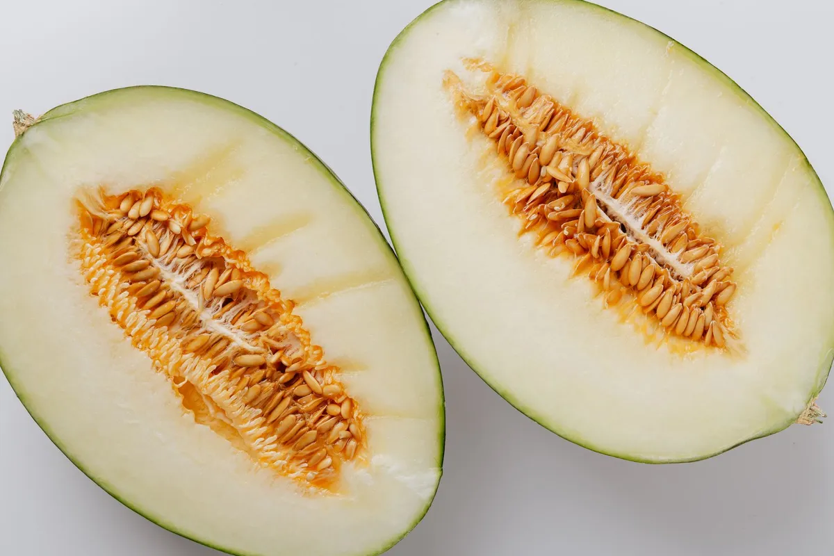 Tranches de melon fraîchement coupées laissant voir les pépins