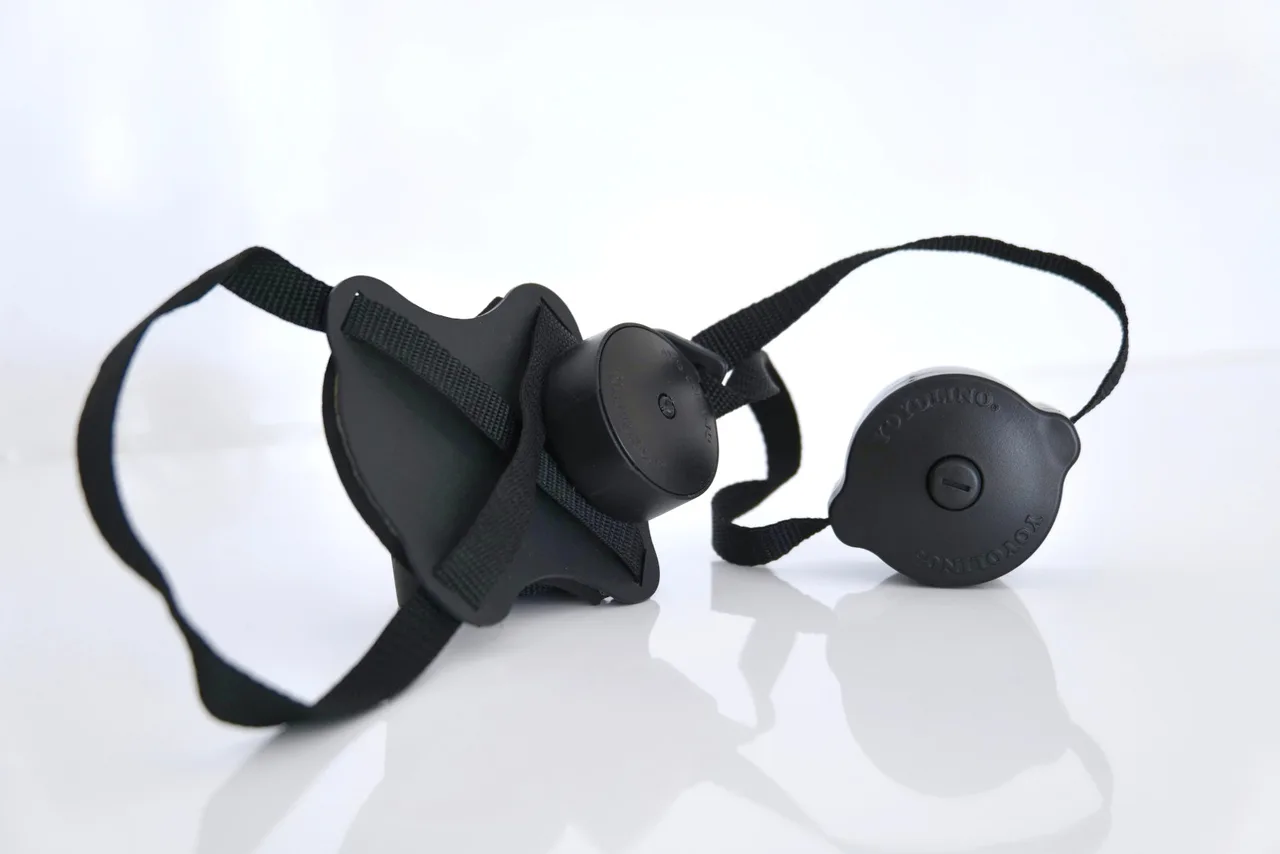 Le dispositif anti-traction Yoyolino SP de Pipolino, avec ses deux modules et sangles, présenté sur fond blanc